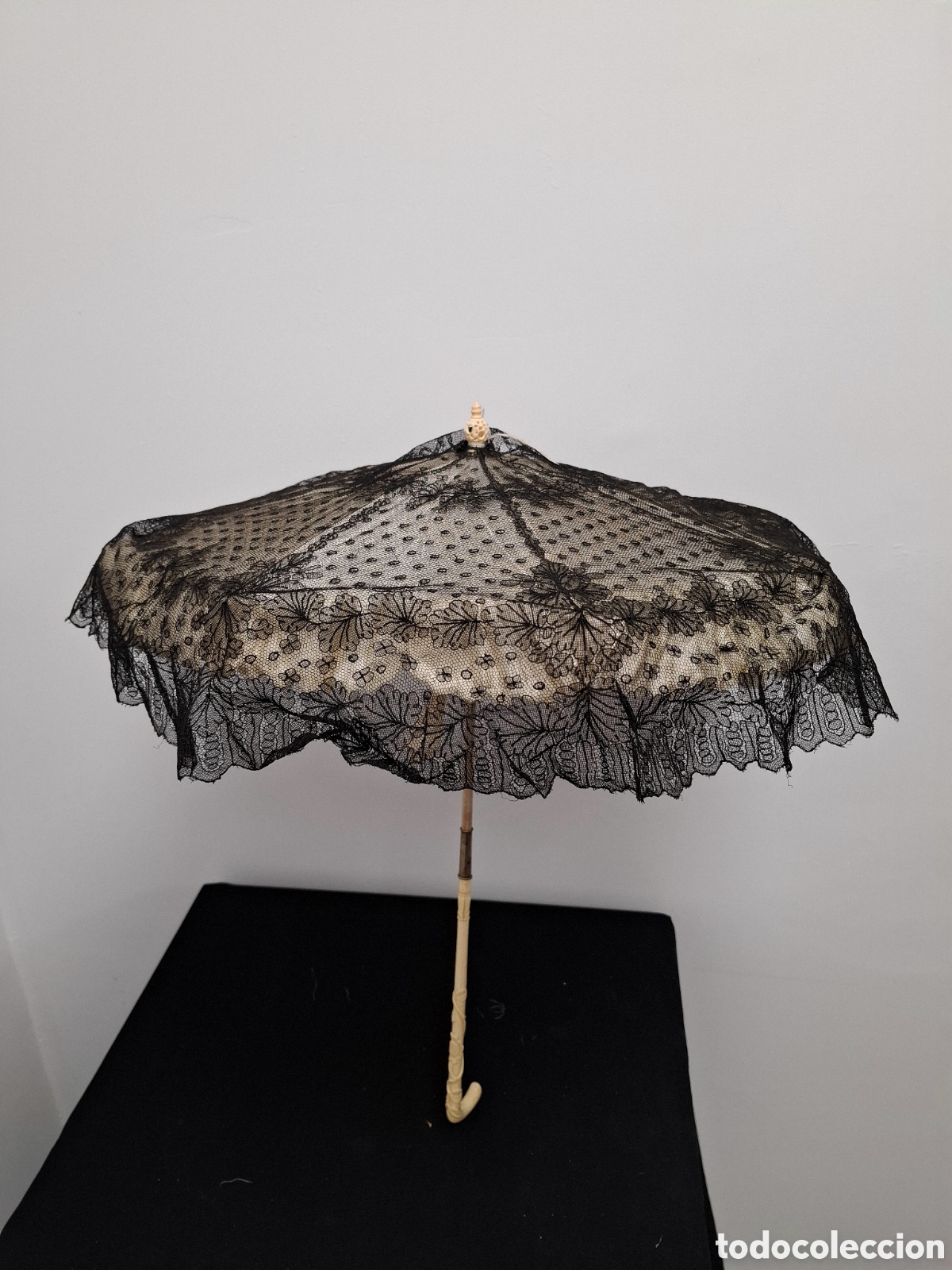 Antig&uuml;edades: Sombrilla con seda y encaje y mango en hueso con talla. - Foto 2