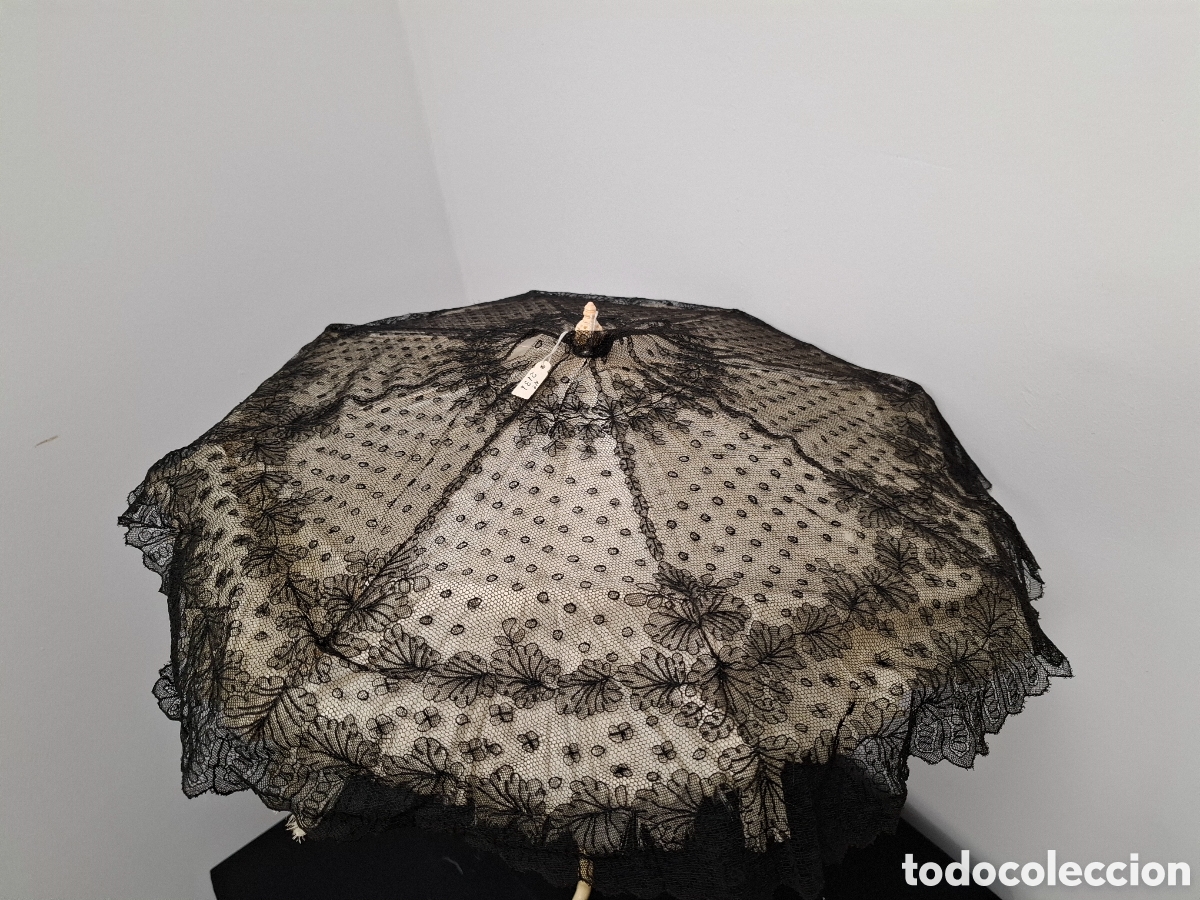 Antig&uuml;edades: Sombrilla con seda y encaje y mango en hueso con talla. - Foto 3