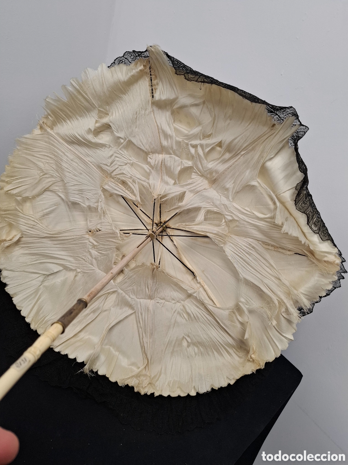 Antig&uuml;edades: Sombrilla con seda y encaje y mango en hueso con talla. - Foto 4