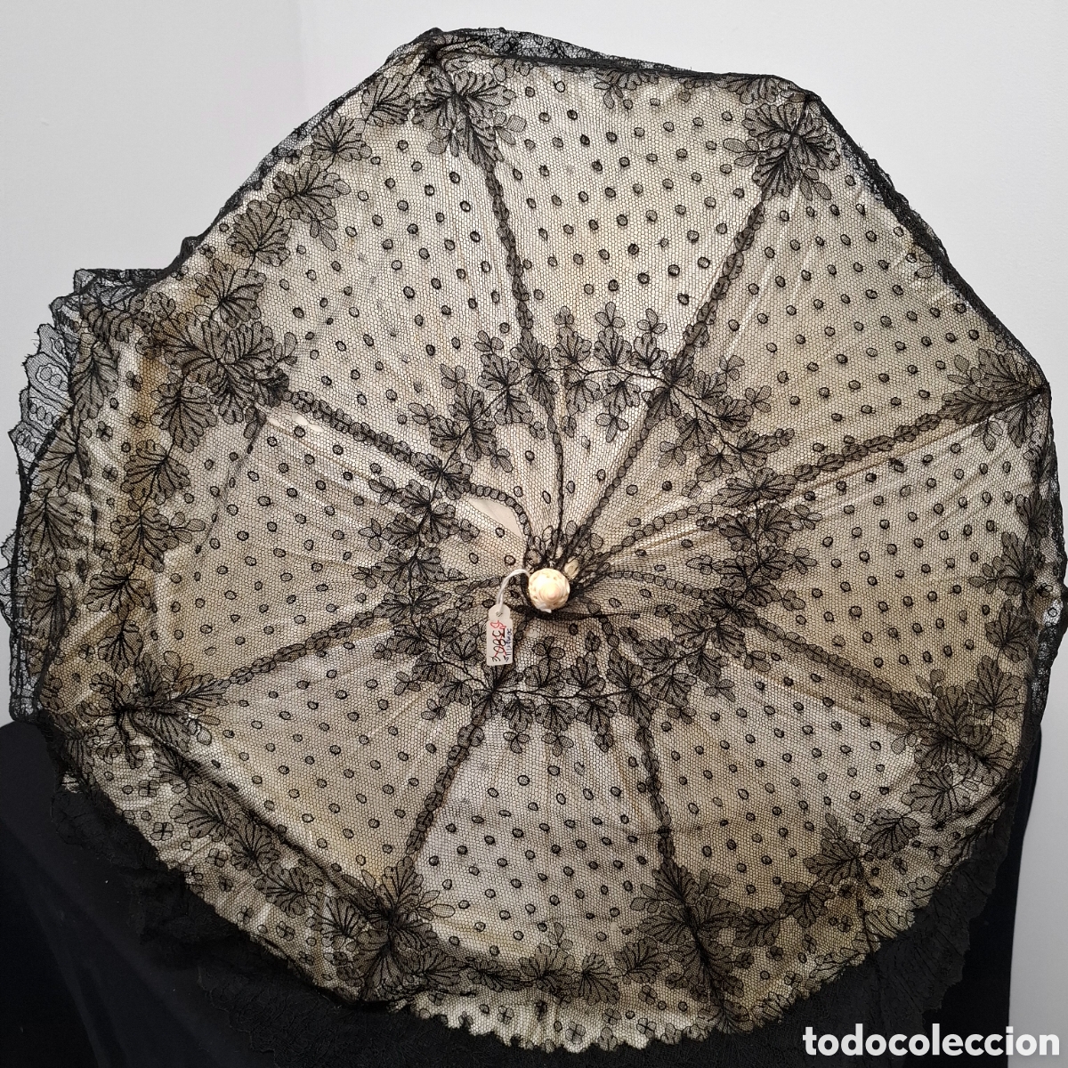 Antig&uuml;edades: Sombrilla con seda y encaje y mango en hueso con talla. - Foto 1