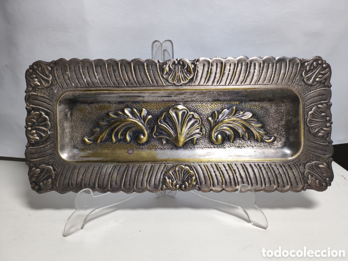 Antig&uuml;edades: Bandeja de lat&oacute;n plateada - Foto 1