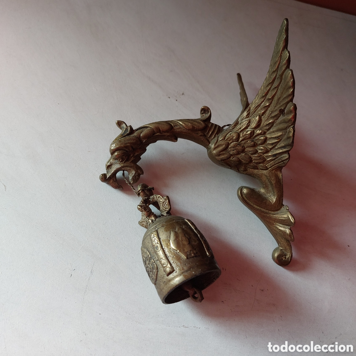 Antig&uuml;edades: Aplique bronce. Dragon con campana - Foto 1