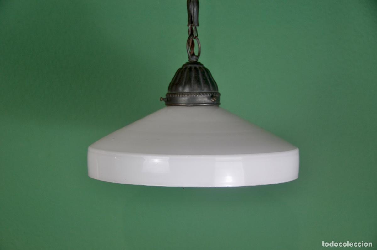 Antig&uuml;edades: L&aacute;mpara art deco opalina blanca con cadena de lat&oacute;n - Foto 1