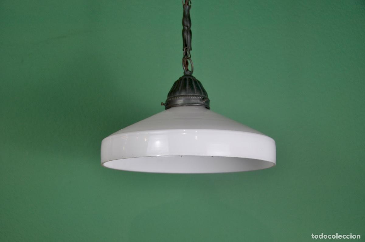 Antig&uuml;edades: L&aacute;mpara art deco opalina blanca con cadena de lat&oacute;n - Foto 3