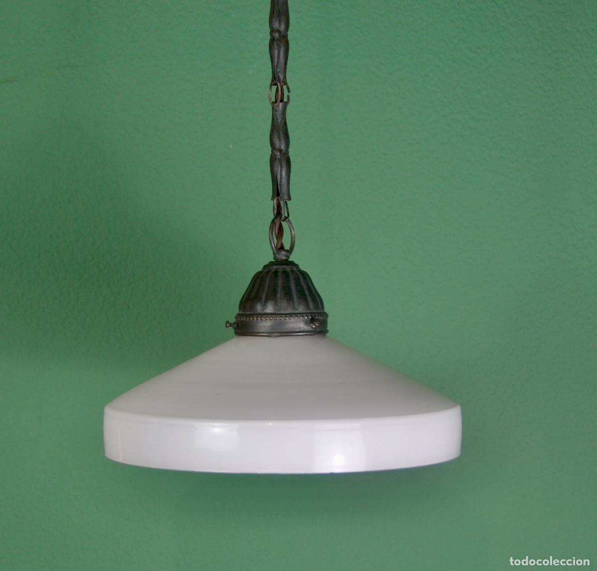 Antig&uuml;edades: L&aacute;mpara art deco opalina blanca con cadena de lat&oacute;n - Foto 4