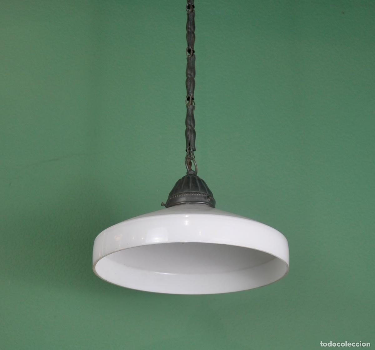Antig&uuml;edades: L&aacute;mpara art deco opalina blanca con cadena de lat&oacute;n - Foto 7