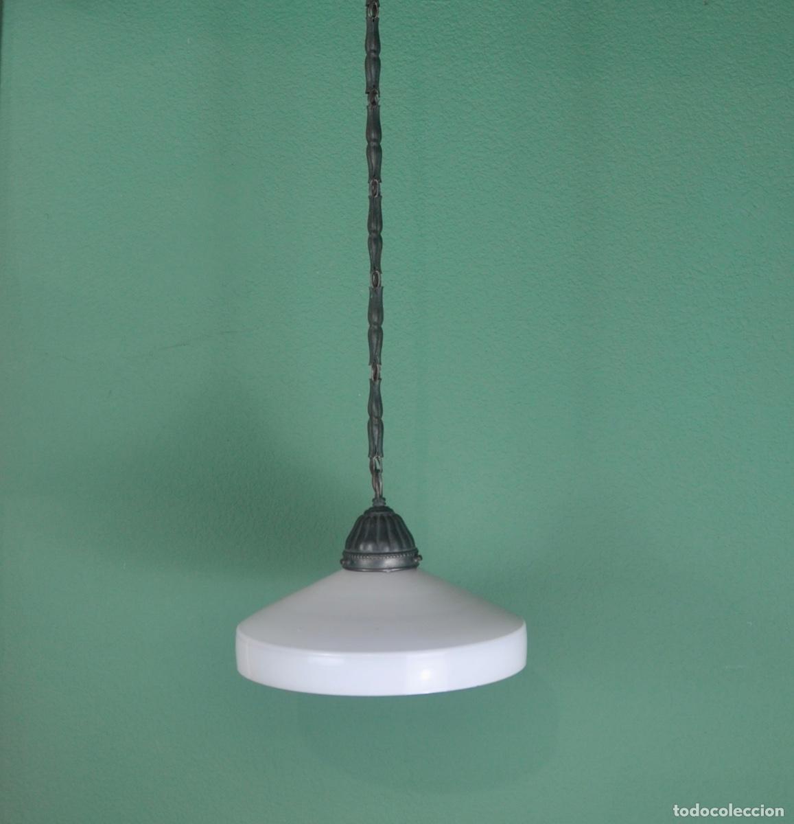 Antig&uuml;edades: L&aacute;mpara art deco opalina blanca con cadena de lat&oacute;n - Foto 9