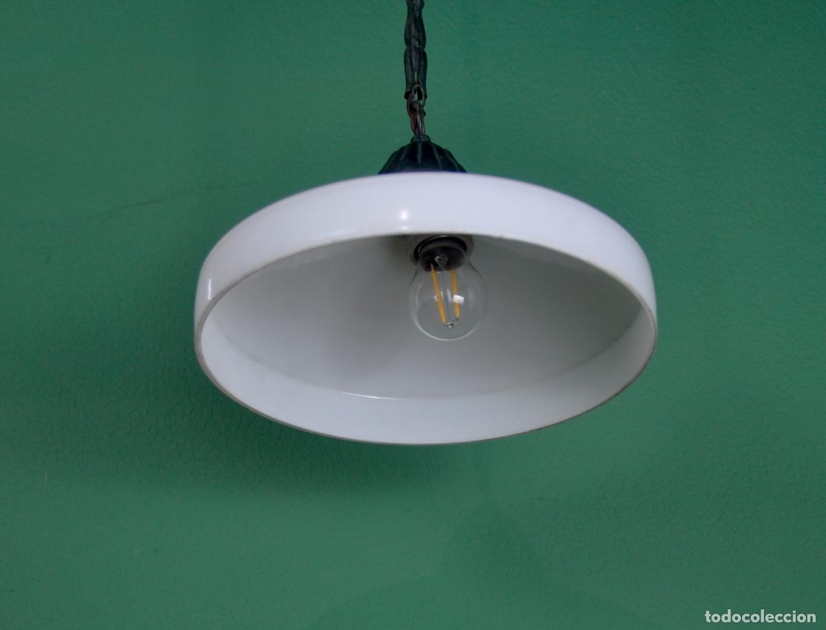Antig&uuml;edades: L&aacute;mpara art deco opalina blanca con cadena de lat&oacute;n - Foto 13