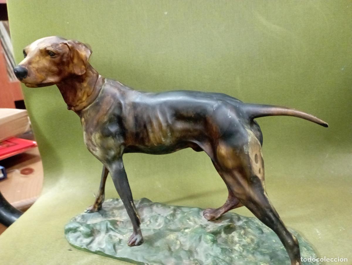 Antiguidades: bonita figura de perro resina