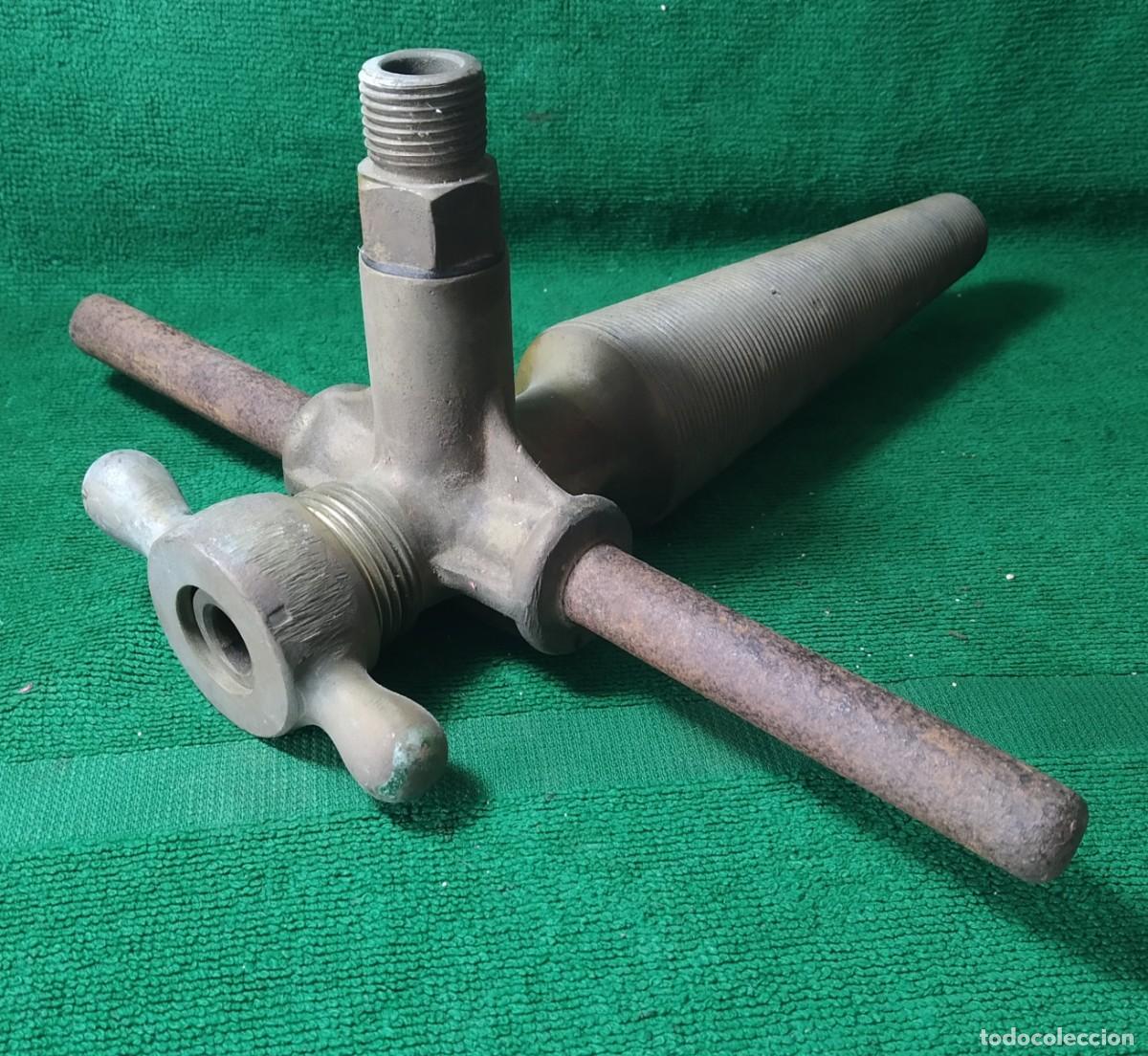 Antig&uuml;edades: ANTIGUO GRIFO O ESPITA DE LATON. USADO EN TONELERIA PARA VACIAR BARRILES Y TONELES.