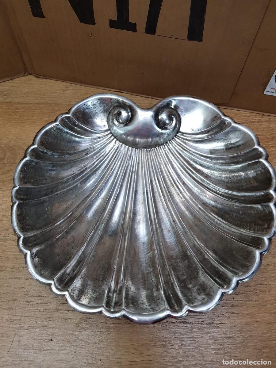 Antig&uuml;edades: BANDEJA CONCHA DE METAL - Foto 2
