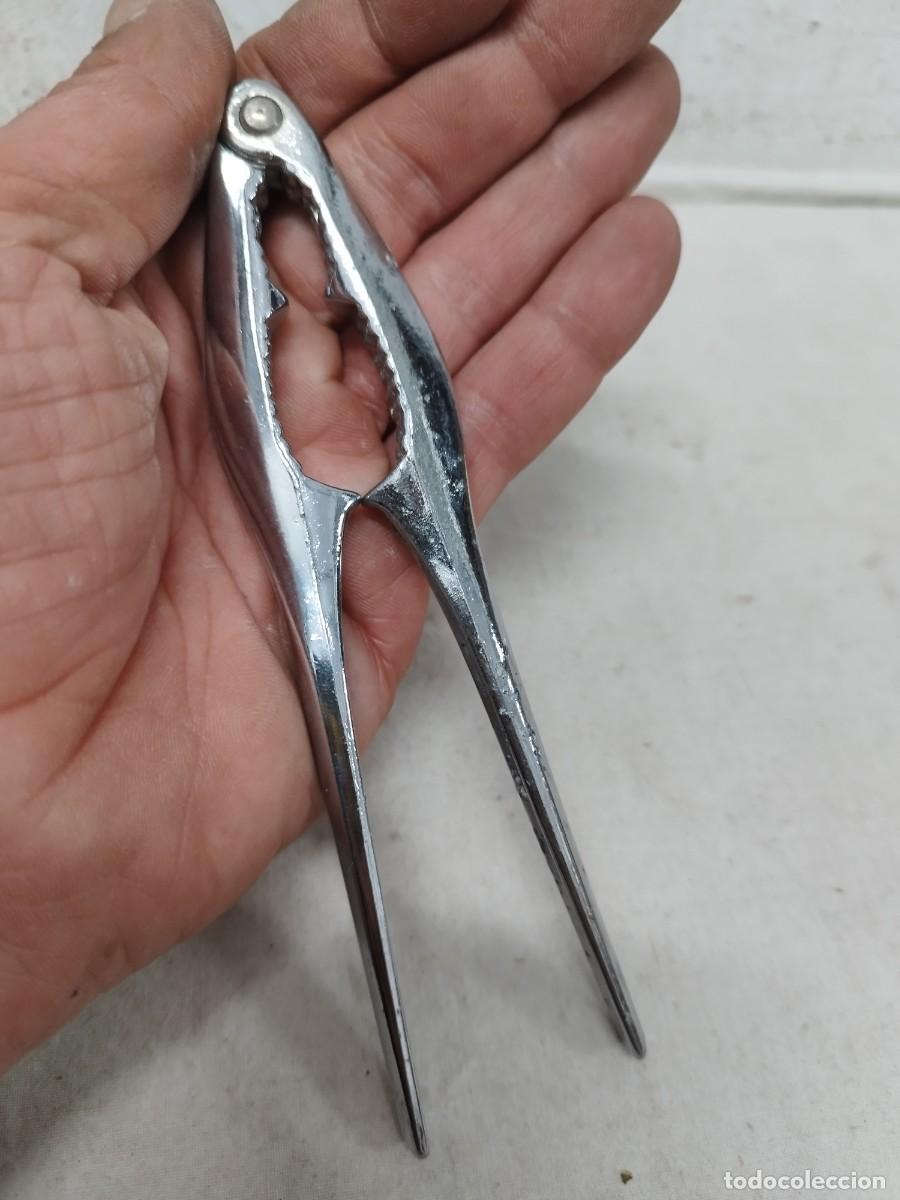Antig&uuml;edades: Antiguo casca nueces de metal. - Foto 4