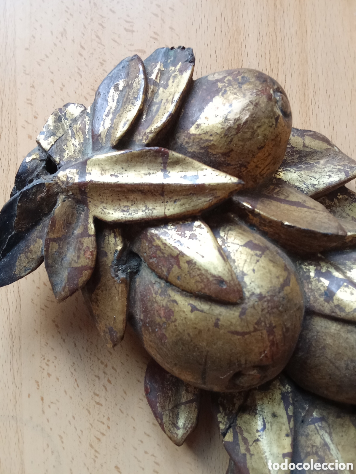 Antig&uuml;edades: Antiguo COPETE de madera con pan de oro de 40 cm - Foto 2