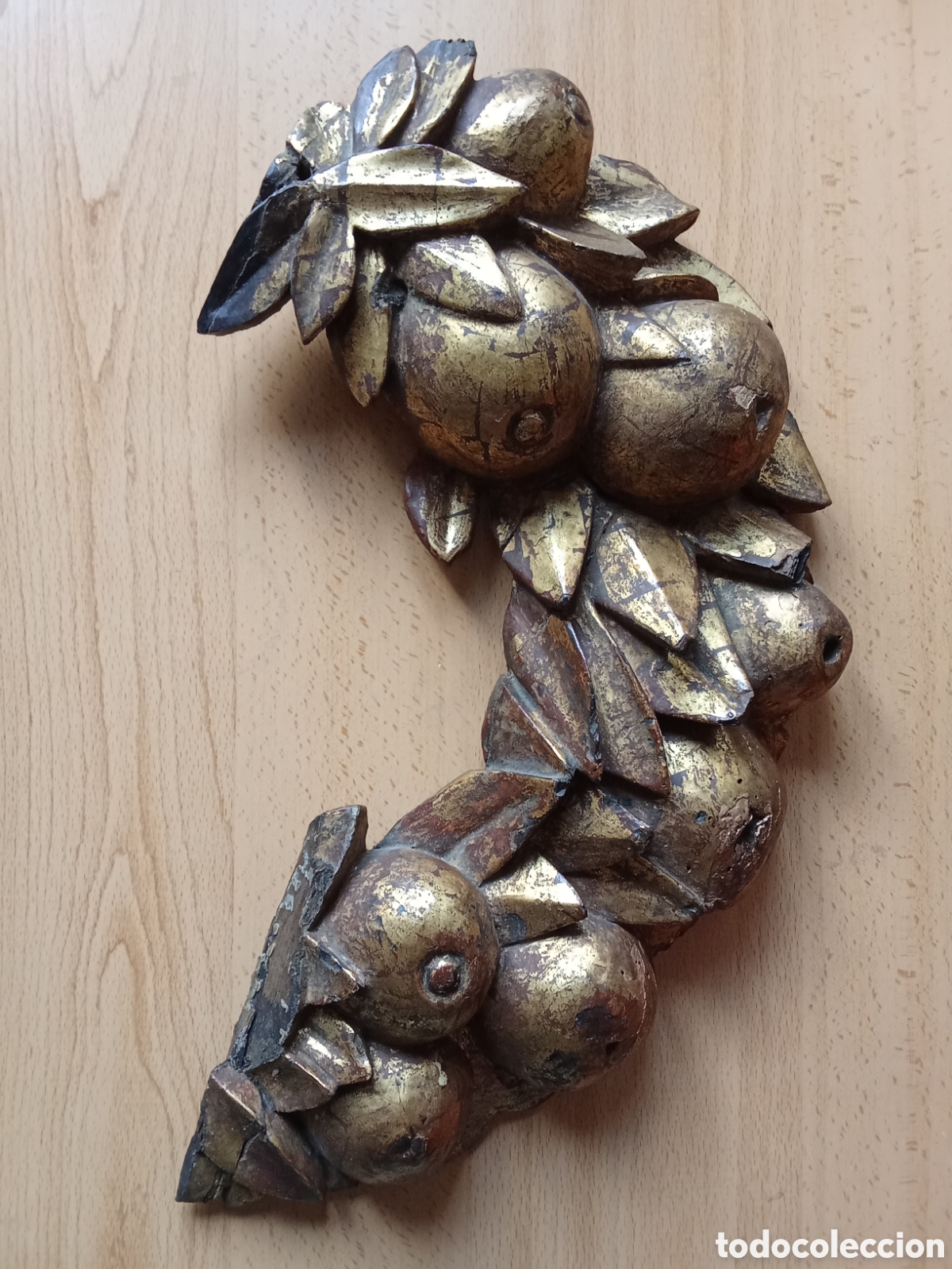 Antig&uuml;edades: Antiguo COPETE de madera con pan de oro de 40 cm - Foto 1