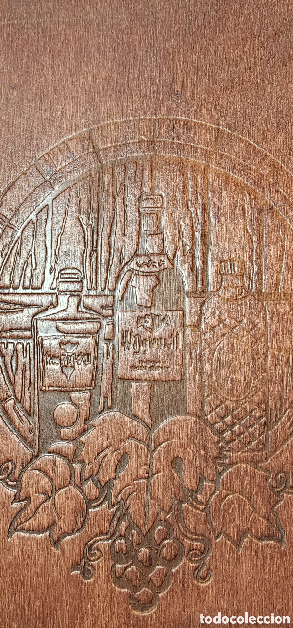 Antig&uuml;edades: Caja-Estuche de Madera de Alta Ebanister&iacute;a con Relieve Tem&aacute;tico (Viticultura/Destiler&iacute;a)