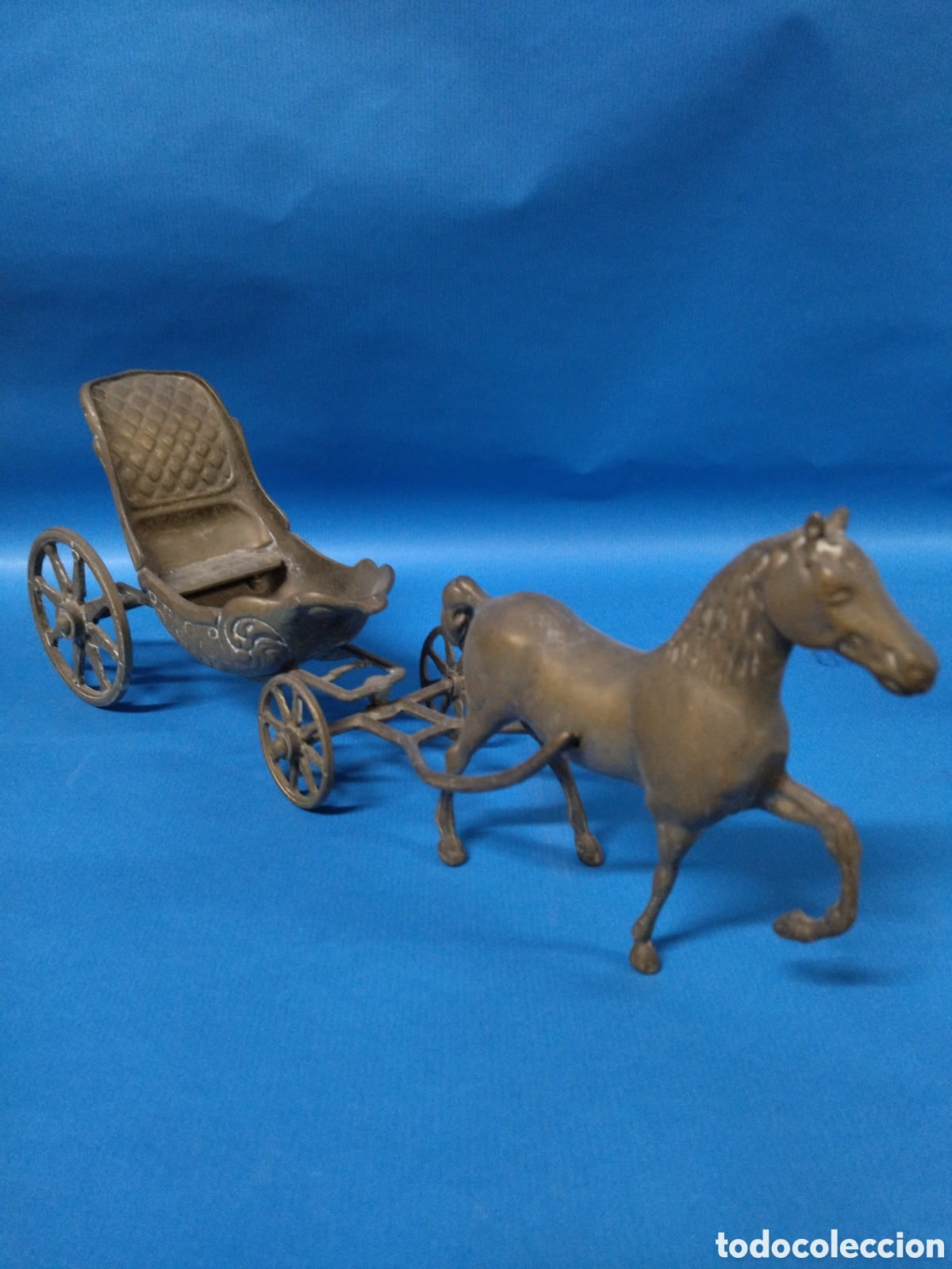 Antig&uuml;edades: Decoraci&oacute;n de lat&oacute;n Caballo con carro - Foto 1