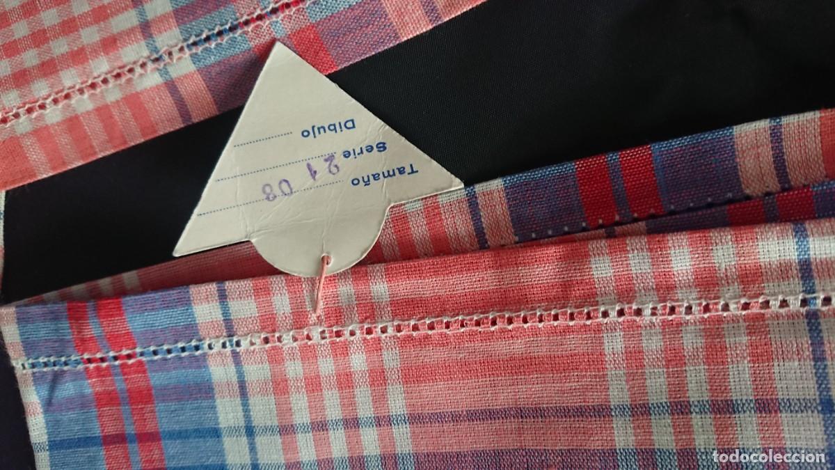 Antig&uuml;edades: Seis servilletas de algod&oacute;n, cuadros y con etiqueta - Foto 3