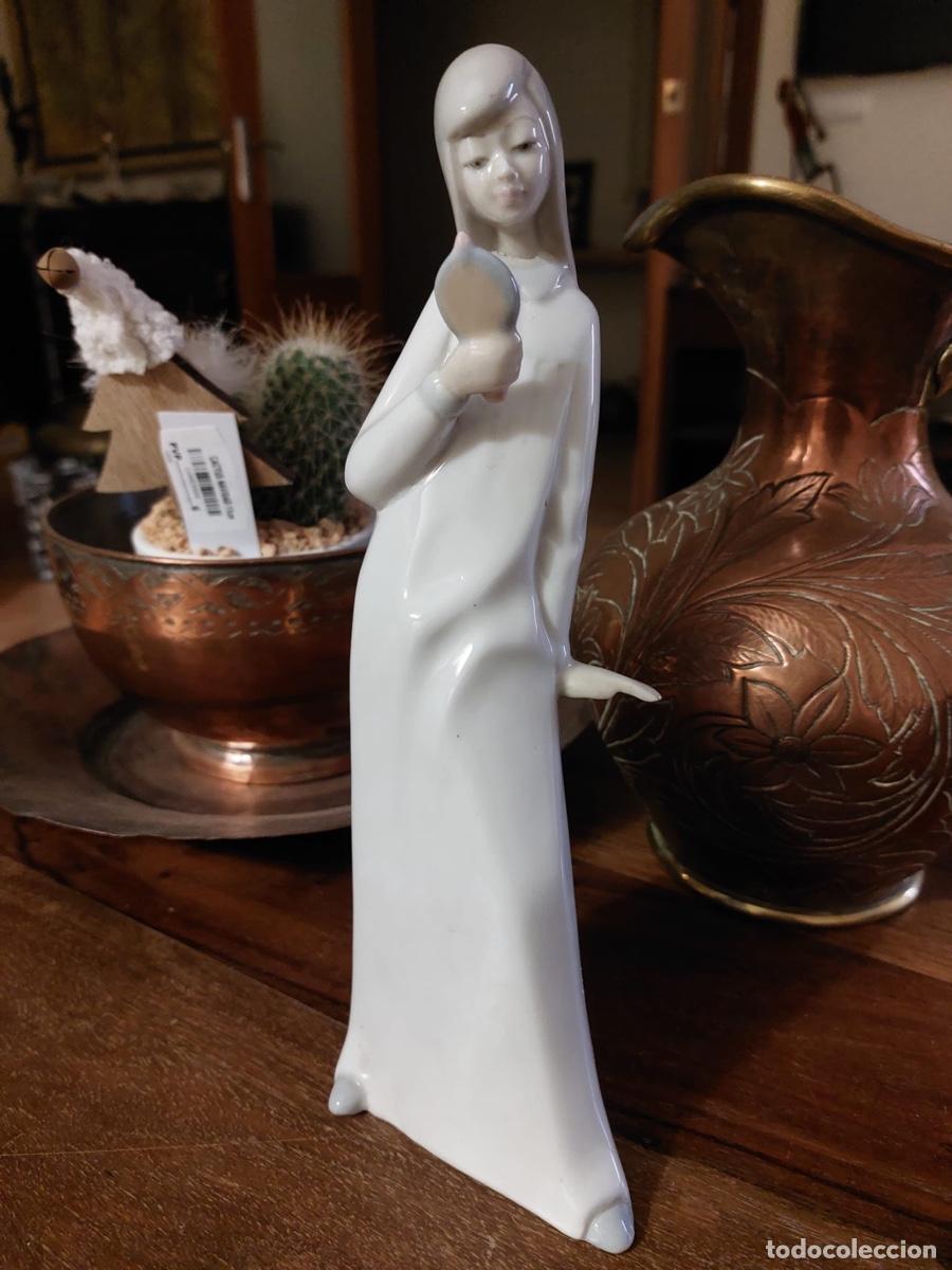 Oggetti Antichi: FIGURA DE PORCELANA JOVEN CON ESPEJO