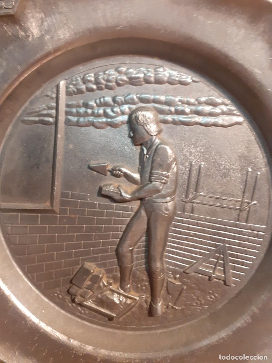 Antig&uuml;edades: Platos de peltre con relieve - Foto 3