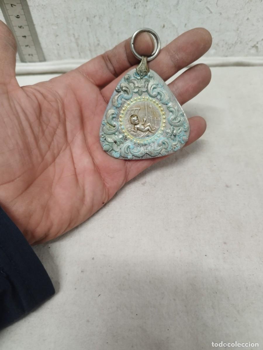 Antiguidades: Antiguo colgante, medalla religiosa. Ni&ntilde;o en cuna, portal de belen.