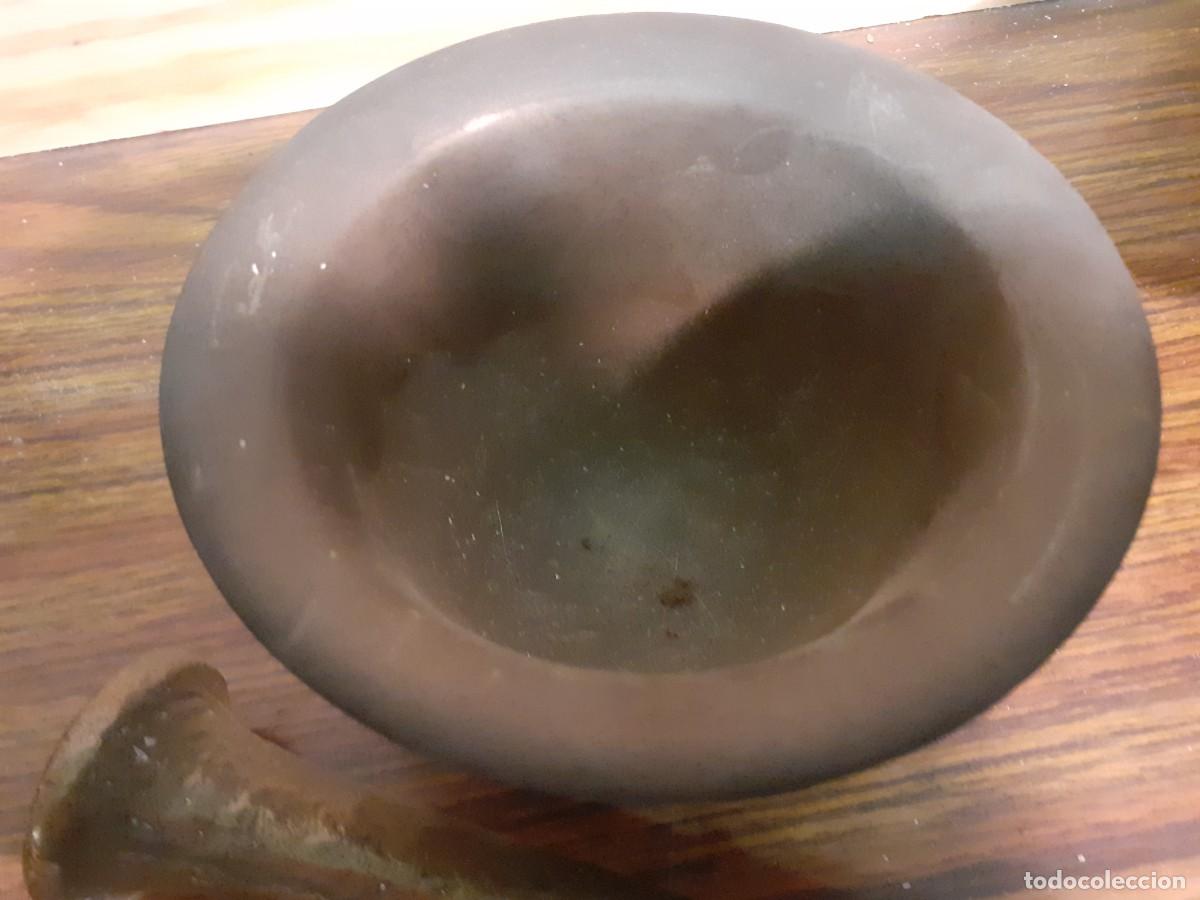 Antig&uuml;edades: Almirez de bronce con mano - Foto 3