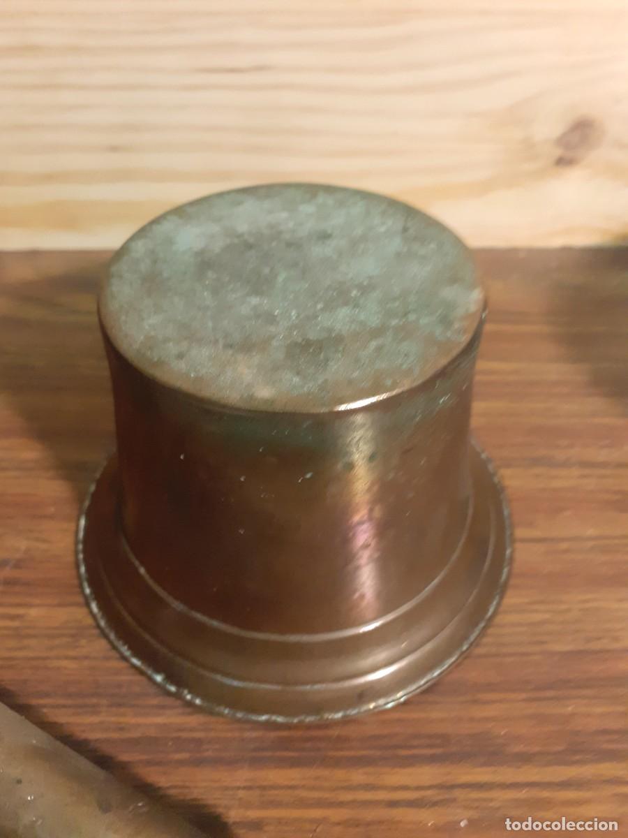 Antig&uuml;edades: Almirez de bronce con mano - Foto 4