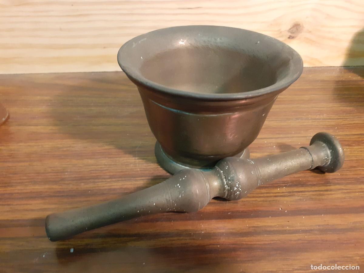 Antig&uuml;edades: Almirez de bronce con mano - Foto 2