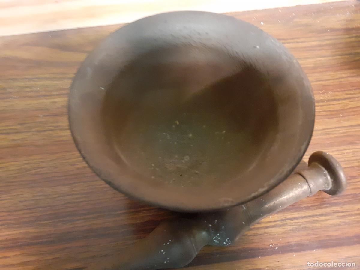 Antig&uuml;edades: Almirez de bronce con mano - Foto 3