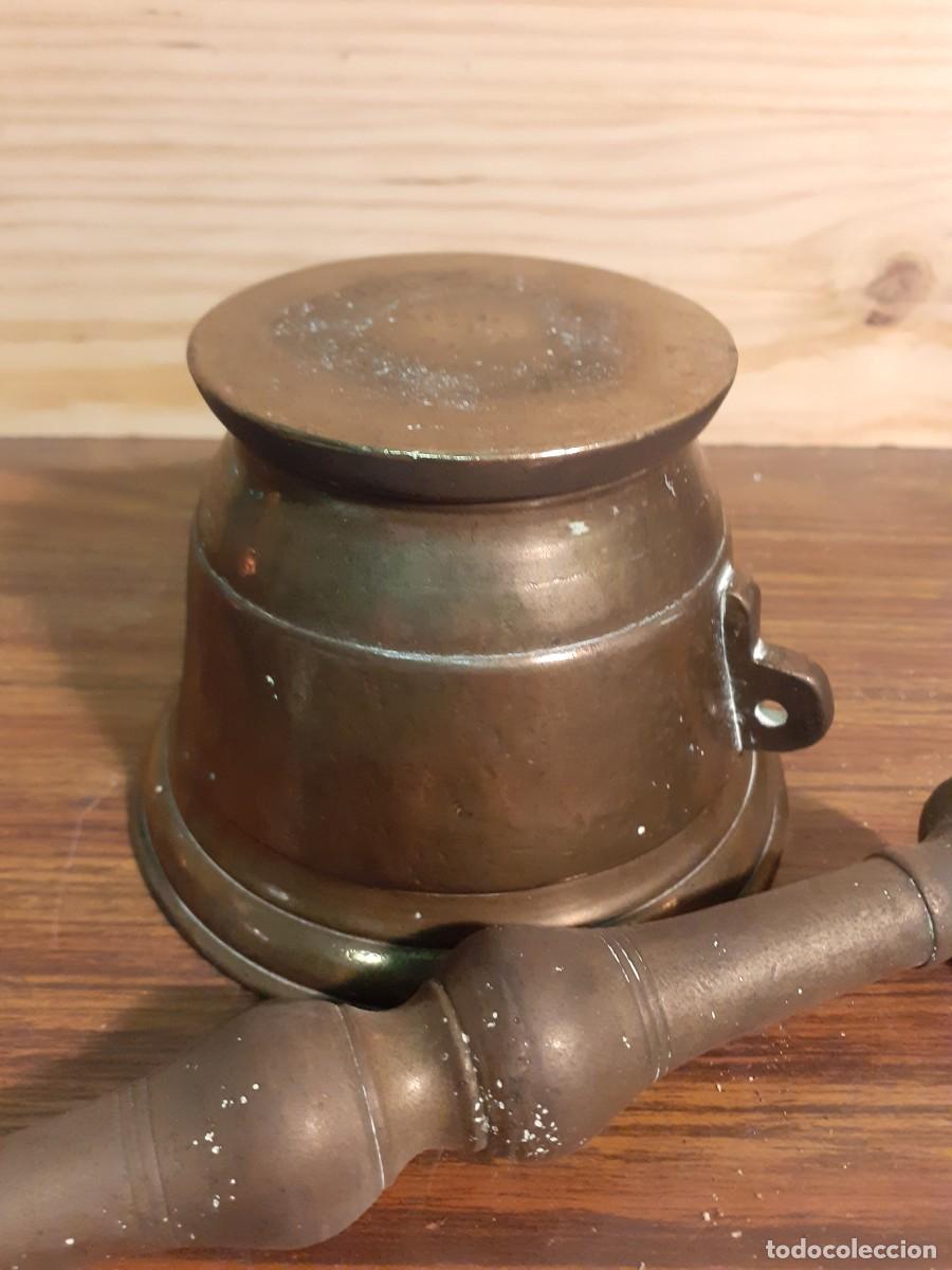 Antig&uuml;edades: Almirez de bronce con mano - Foto 4