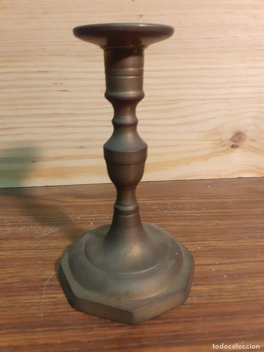 Antig&uuml;edades: Portavelas o candelabro bronce - Foto 1
