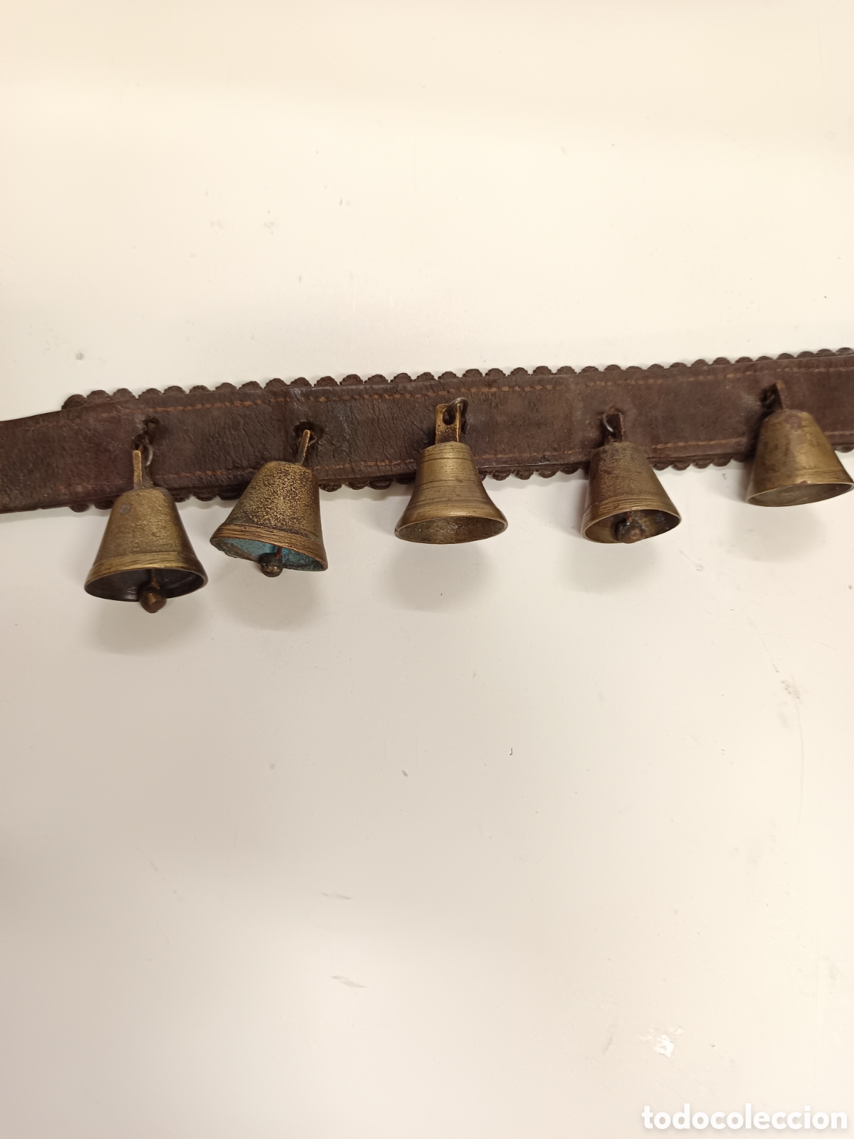 Antig&uuml;edades: Collaron antiguo con 11 campanillas - Foto 3