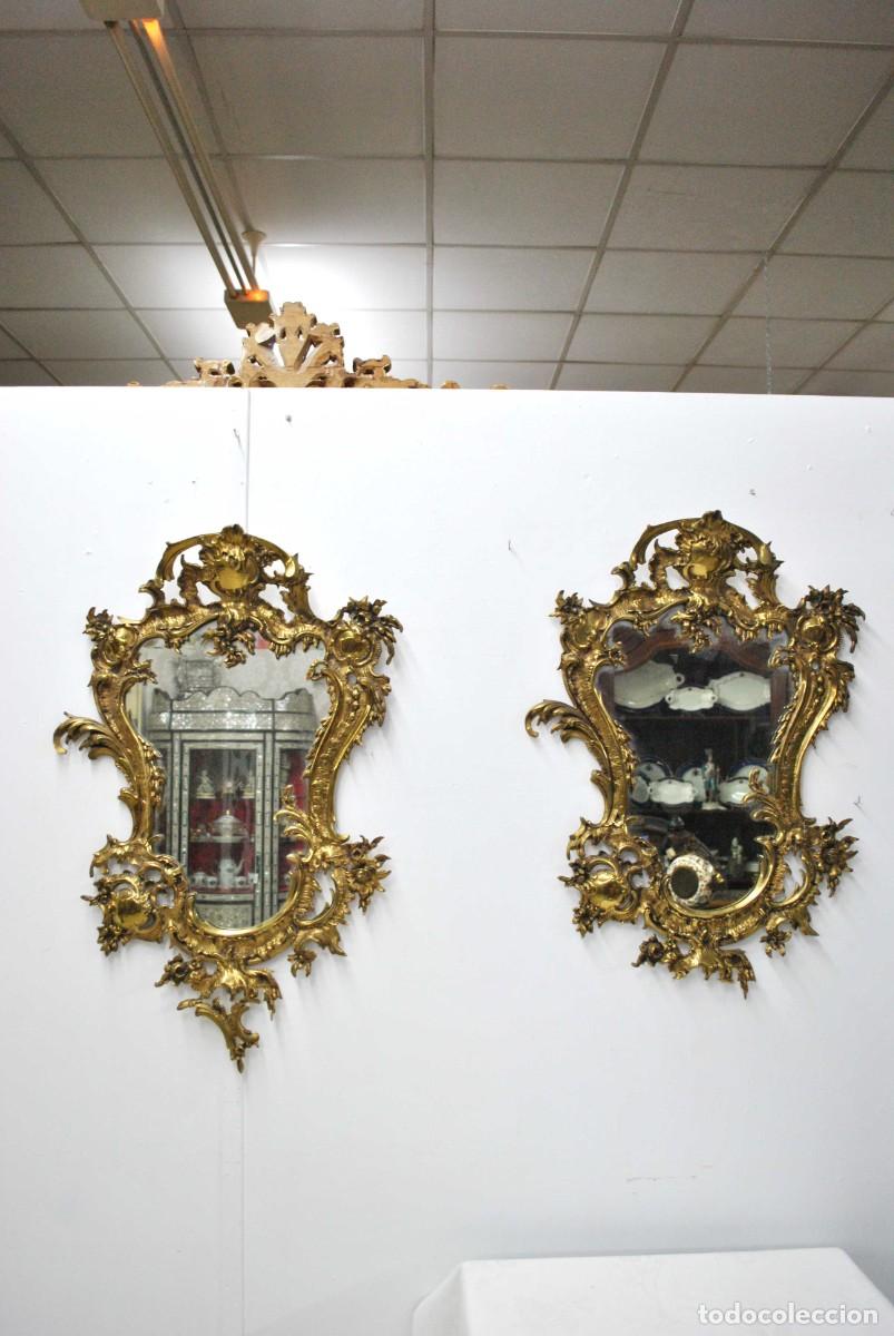 Antig&uuml;edades: PAREJA DE ESPEJOS DE BRONCE ESTILO LUIS XV - Foto 1