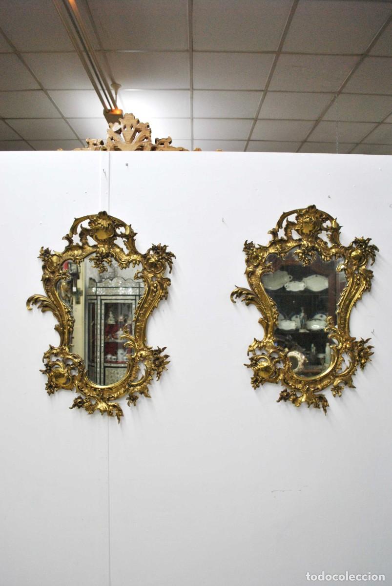 Antig&uuml;edades: PAREJA DE ESPEJOS DE BRONCE ESTILO LUIS XV - Foto 4