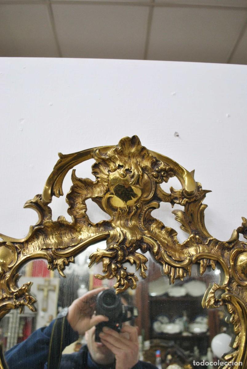 Antig&uuml;edades: PAREJA DE ESPEJOS DE BRONCE ESTILO LUIS XV - Foto 6
