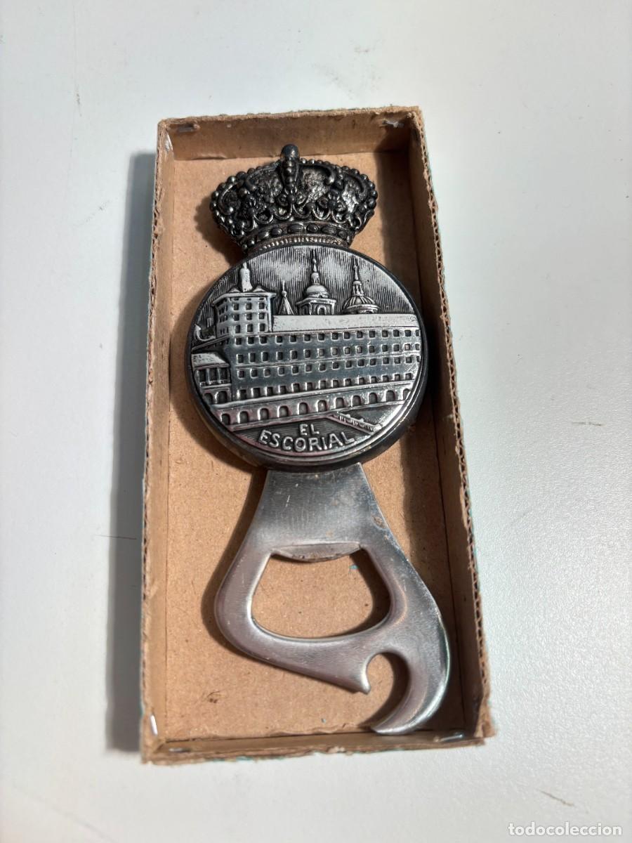 Antig&uuml;edades: ABREBOTELLAS EL ESCORIAL CON CAJA ORIGINAL ANTIGUO 6&Oslash;X14