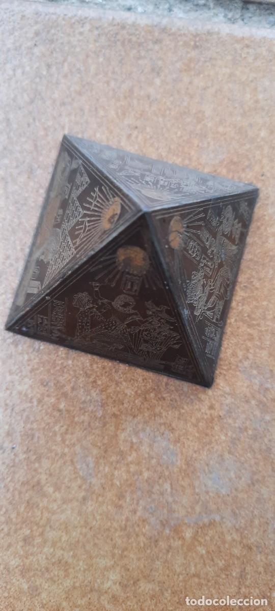 Antig&uuml;edades: Pir&aacute;mide pisapapeles. - Foto 1