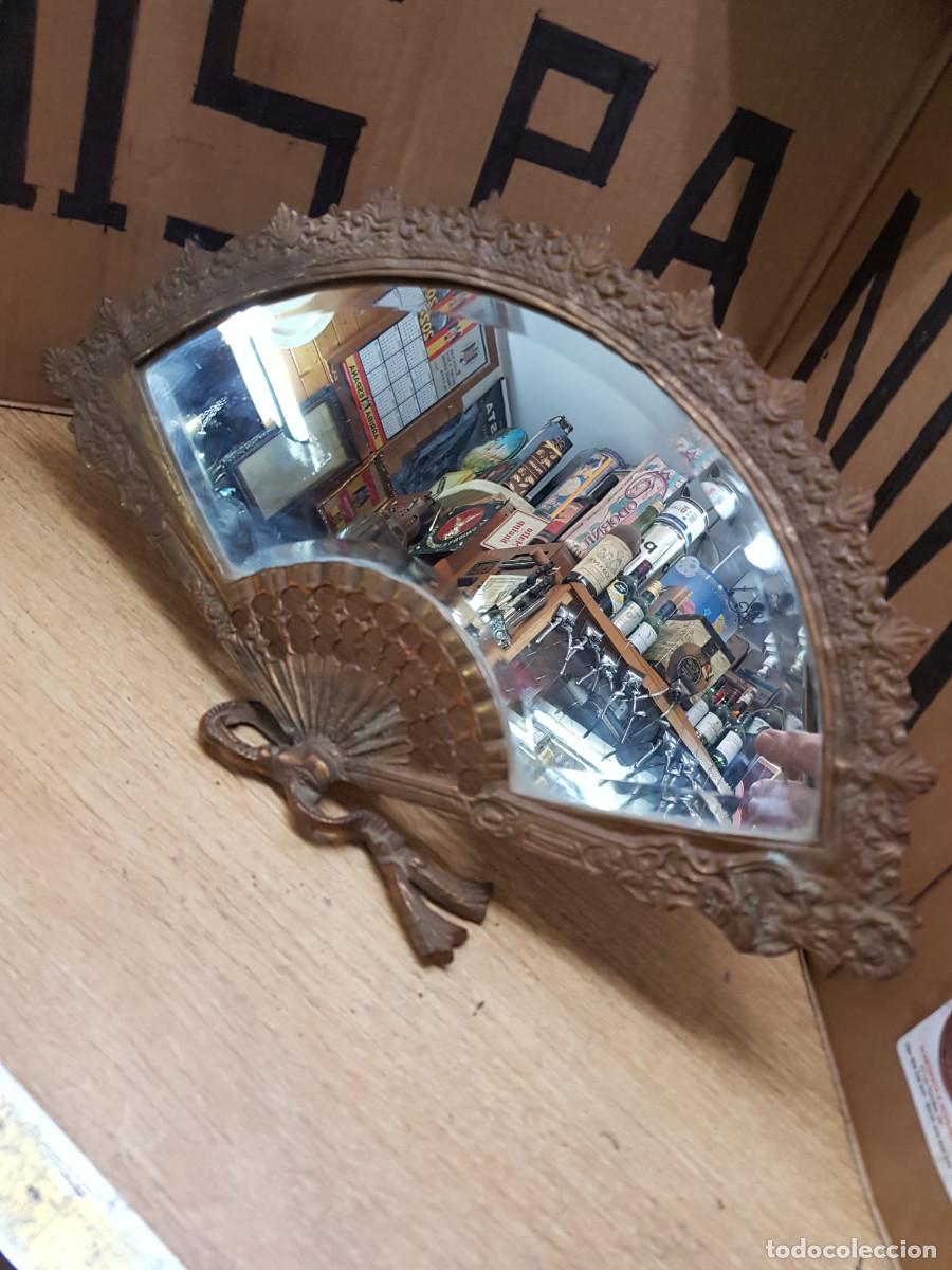 Antig&uuml;edades: ANTIGUO ESPEJO CON FORMA DE ABANICO DE BRONCE - Foto 2