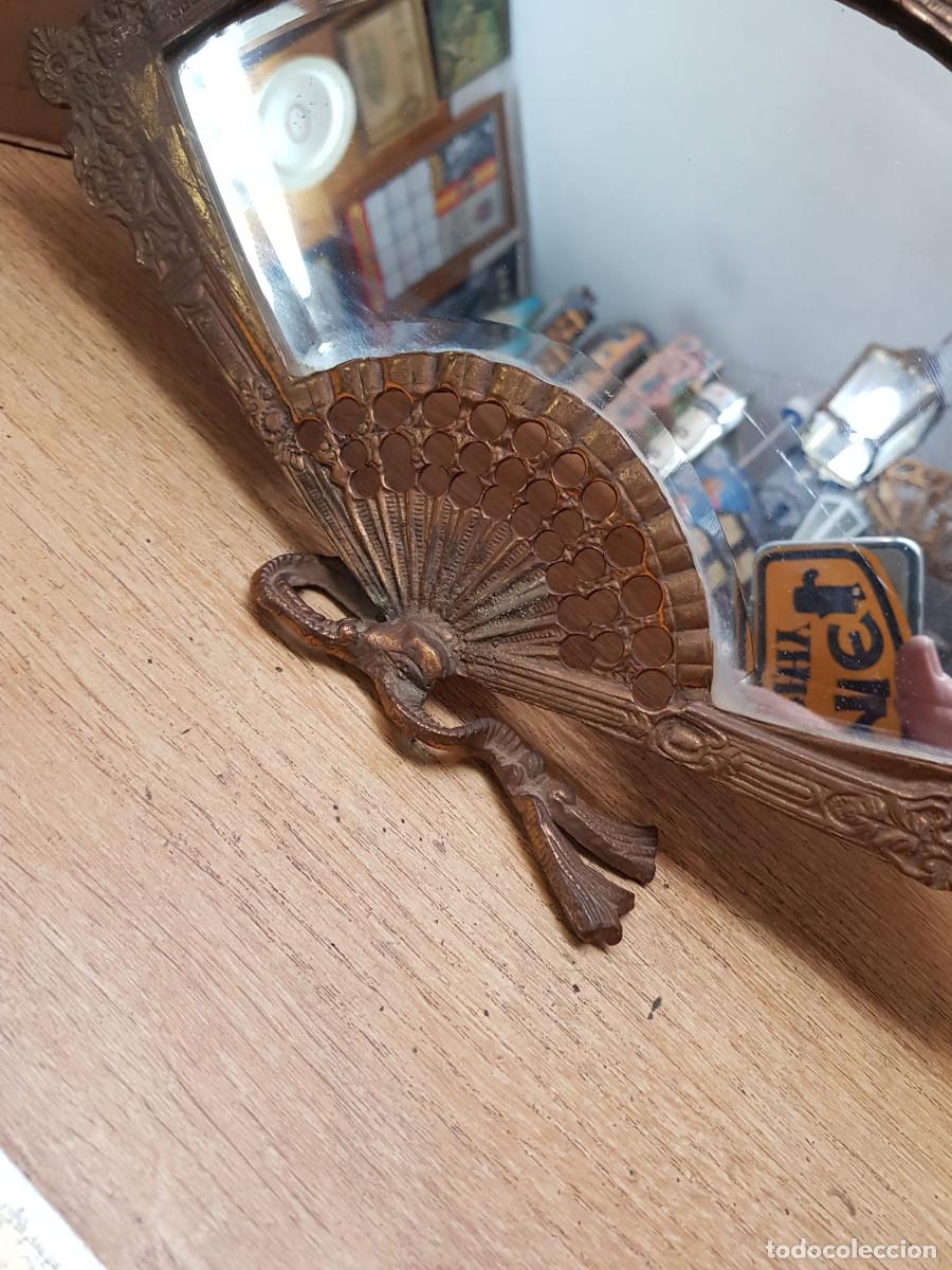 Antig&uuml;edades: ANTIGUO ESPEJO CON FORMA DE ABANICO DE BRONCE - Foto 3