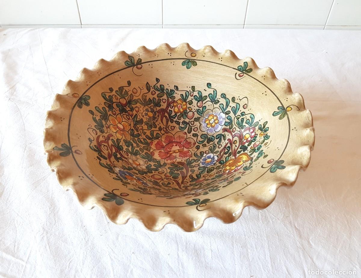 Antig&uuml;edades: Centr&oacute; de mesa vintage redondo con borde de cer&aacute;mica artesanal de Gubbio decorado a mano