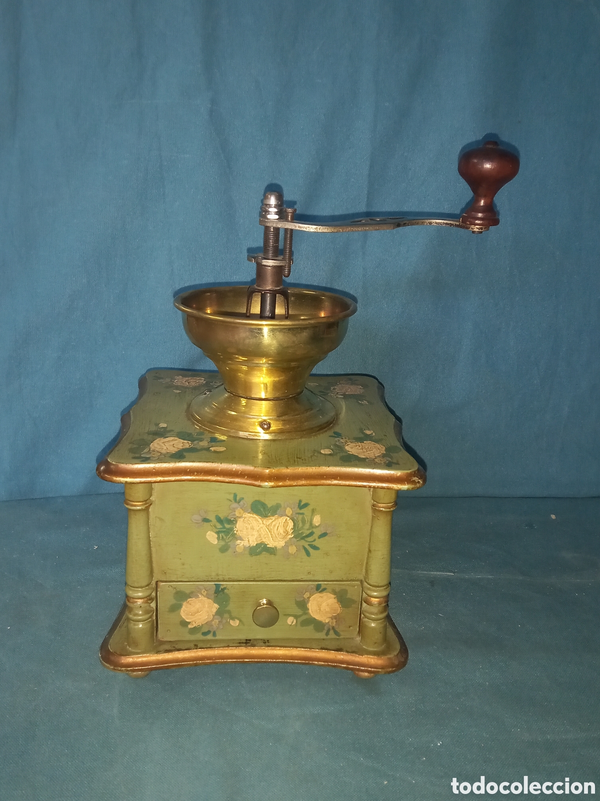 Antiquit&eacute;s: Precioso molinillo de caf&eacute; de madera y decorado a mano. p.s.XX.