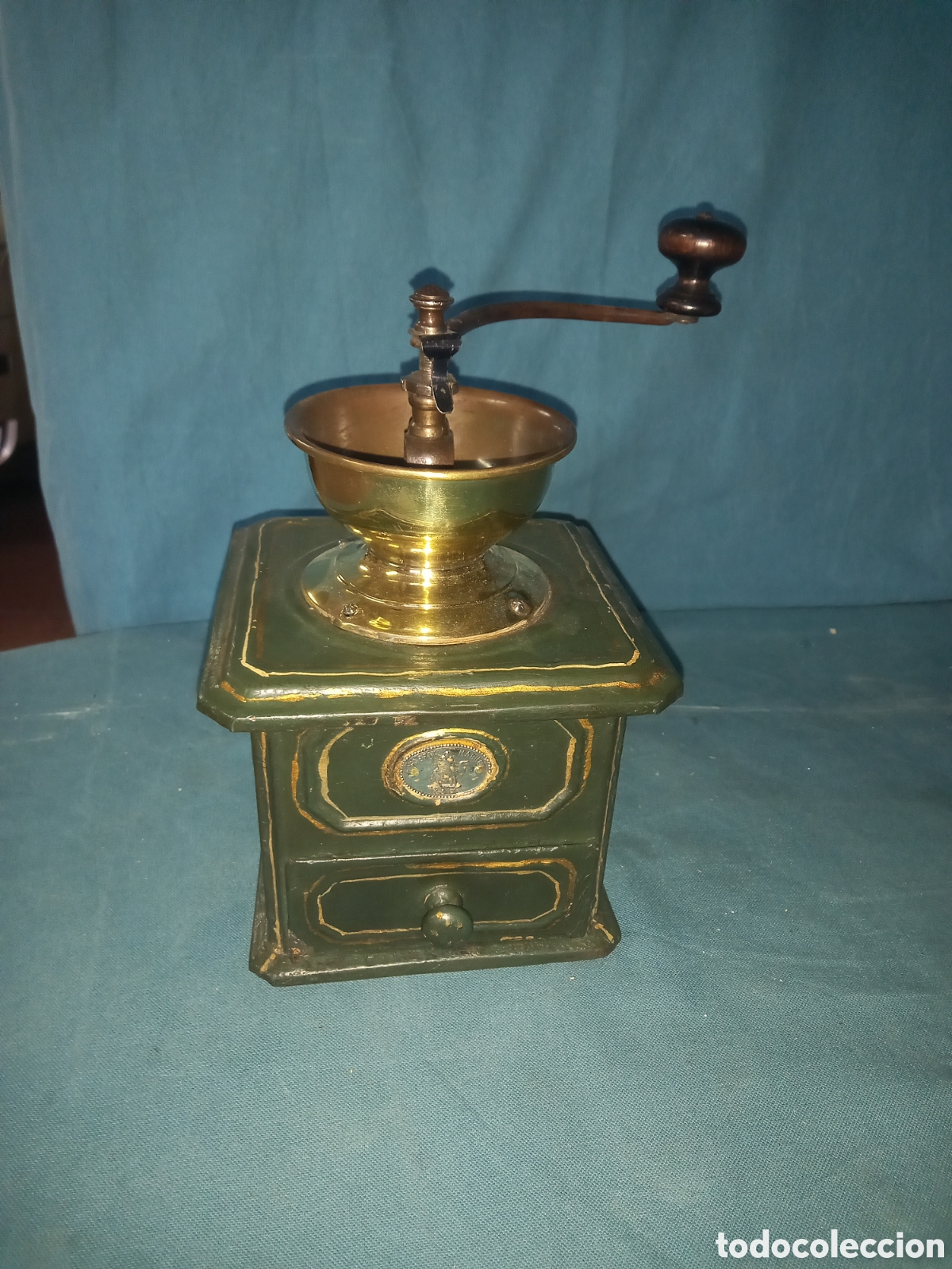 Antiquit&eacute;s: Molinillo de caf&eacute; de lata y caj&oacute;n de madera. Marca Fabrik Marke- K&M. p.s.XX.