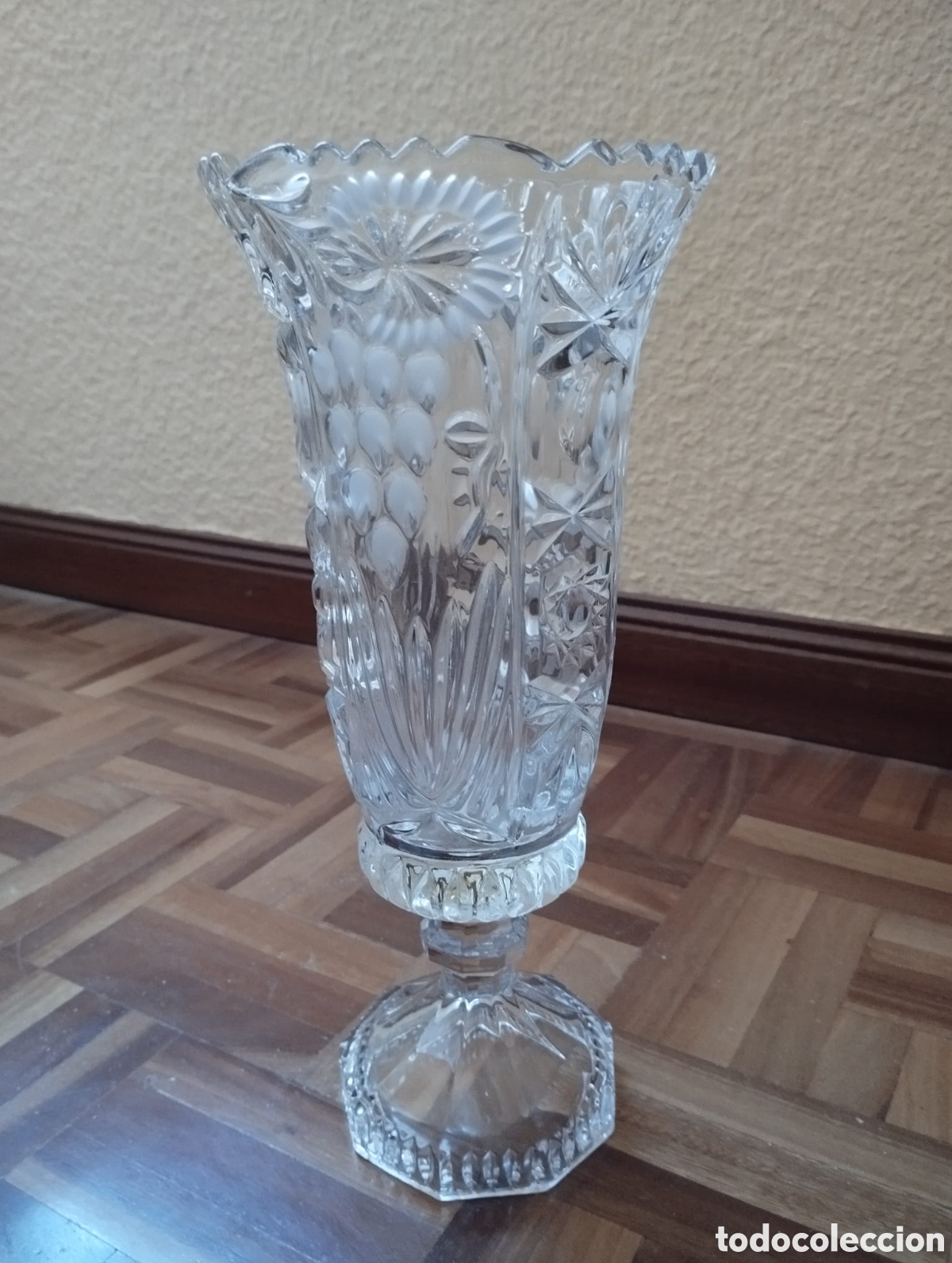 Antig&uuml;edades: Jarr&oacute;n florero de plomo tallado - Foto 1