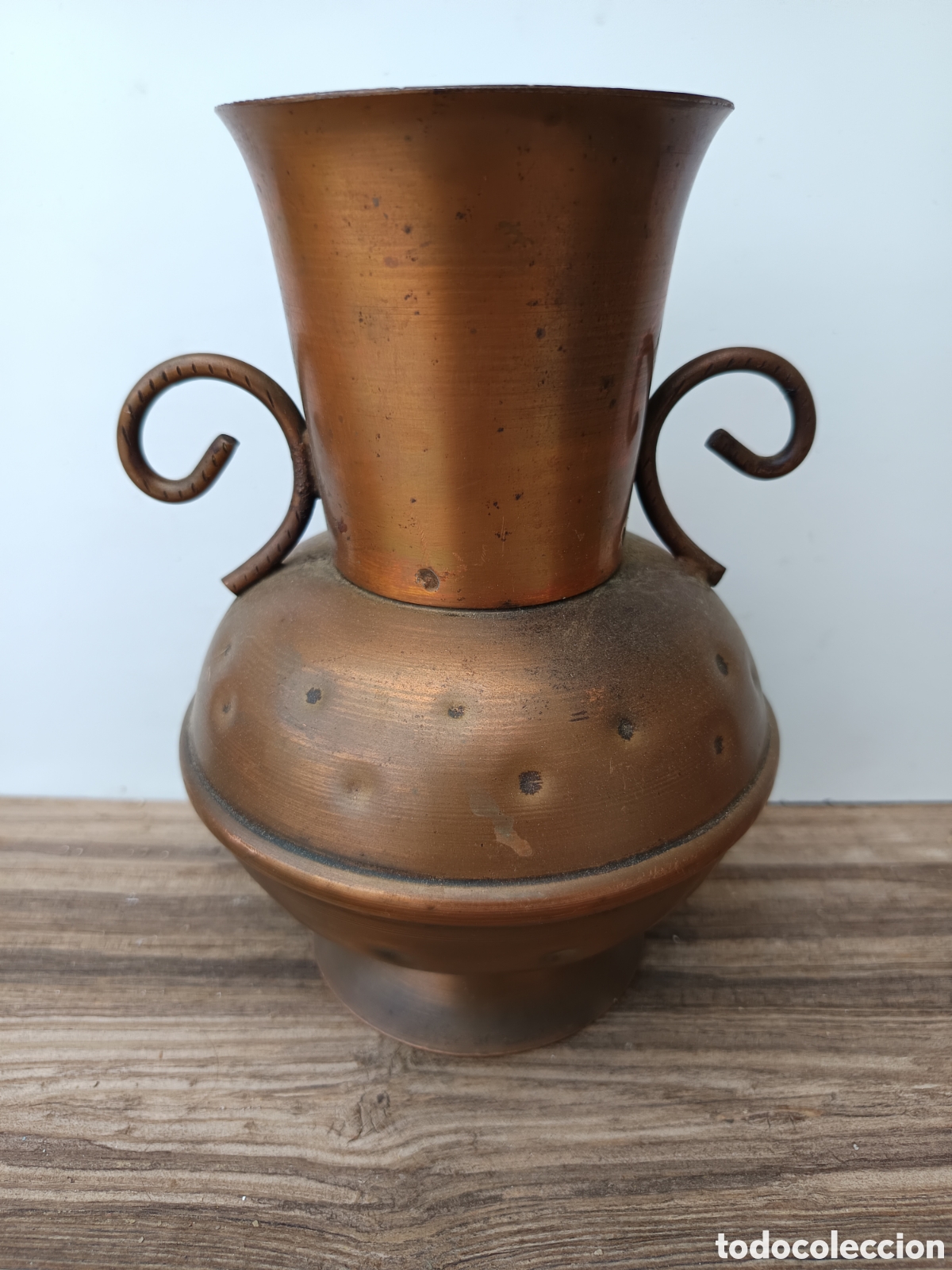 Antig&uuml;edades: Antigua Jarra de cobre florero martilleado a mano