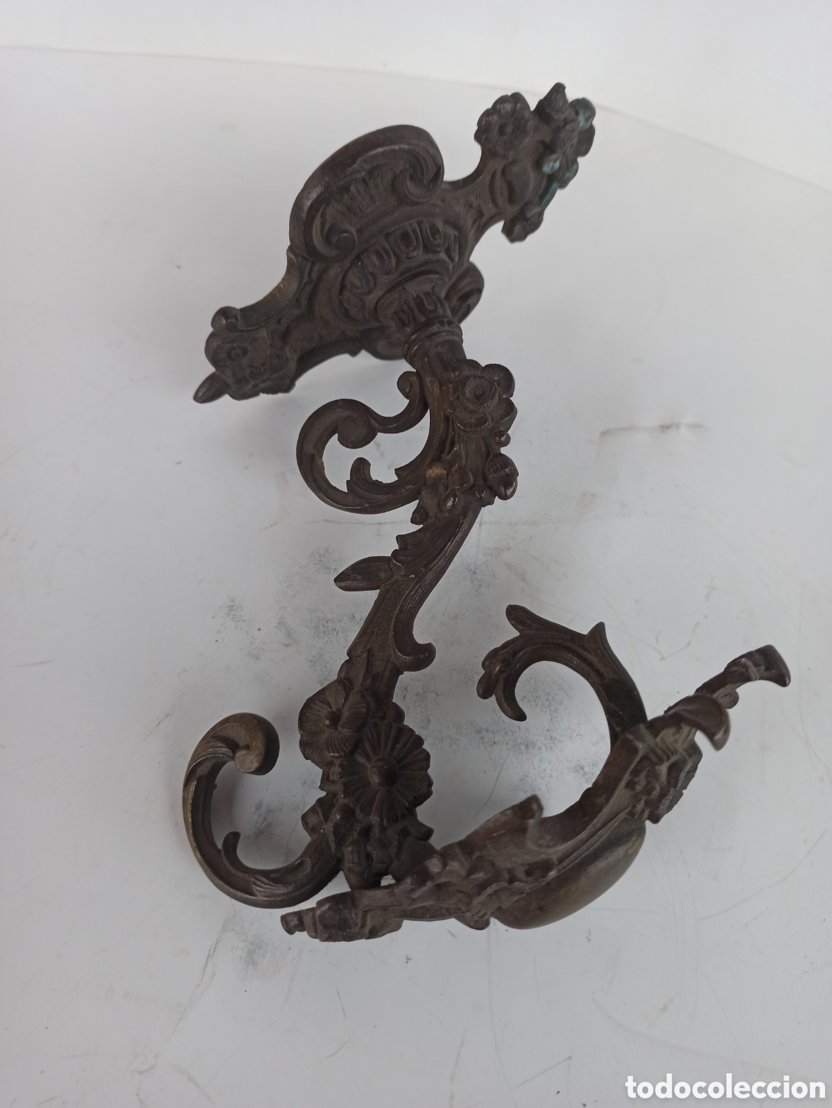 Antig&uuml;edades: Percha de bronce con patina - Foto 2