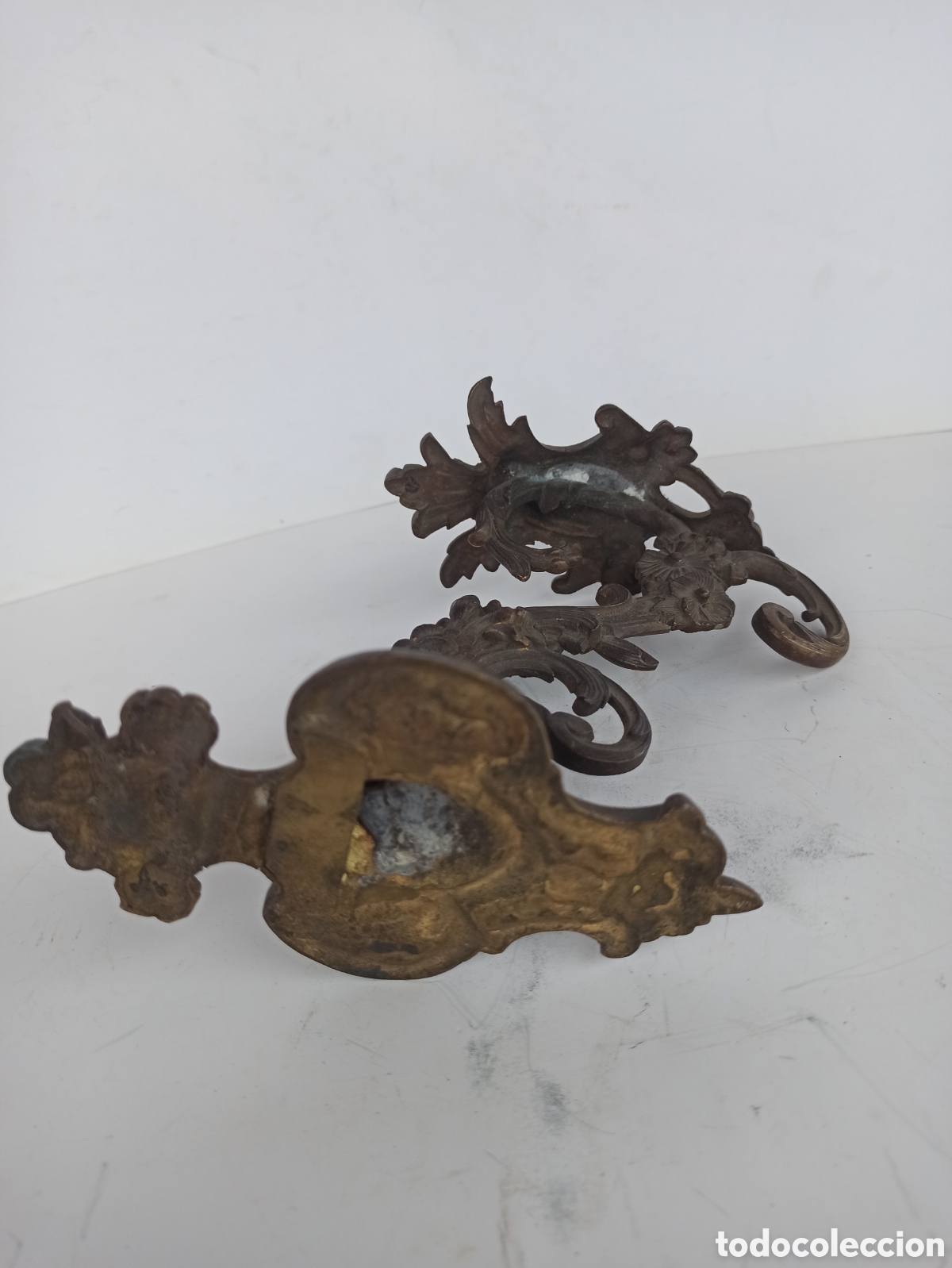 Antig&uuml;edades: Percha de bronce con patina - Foto 3