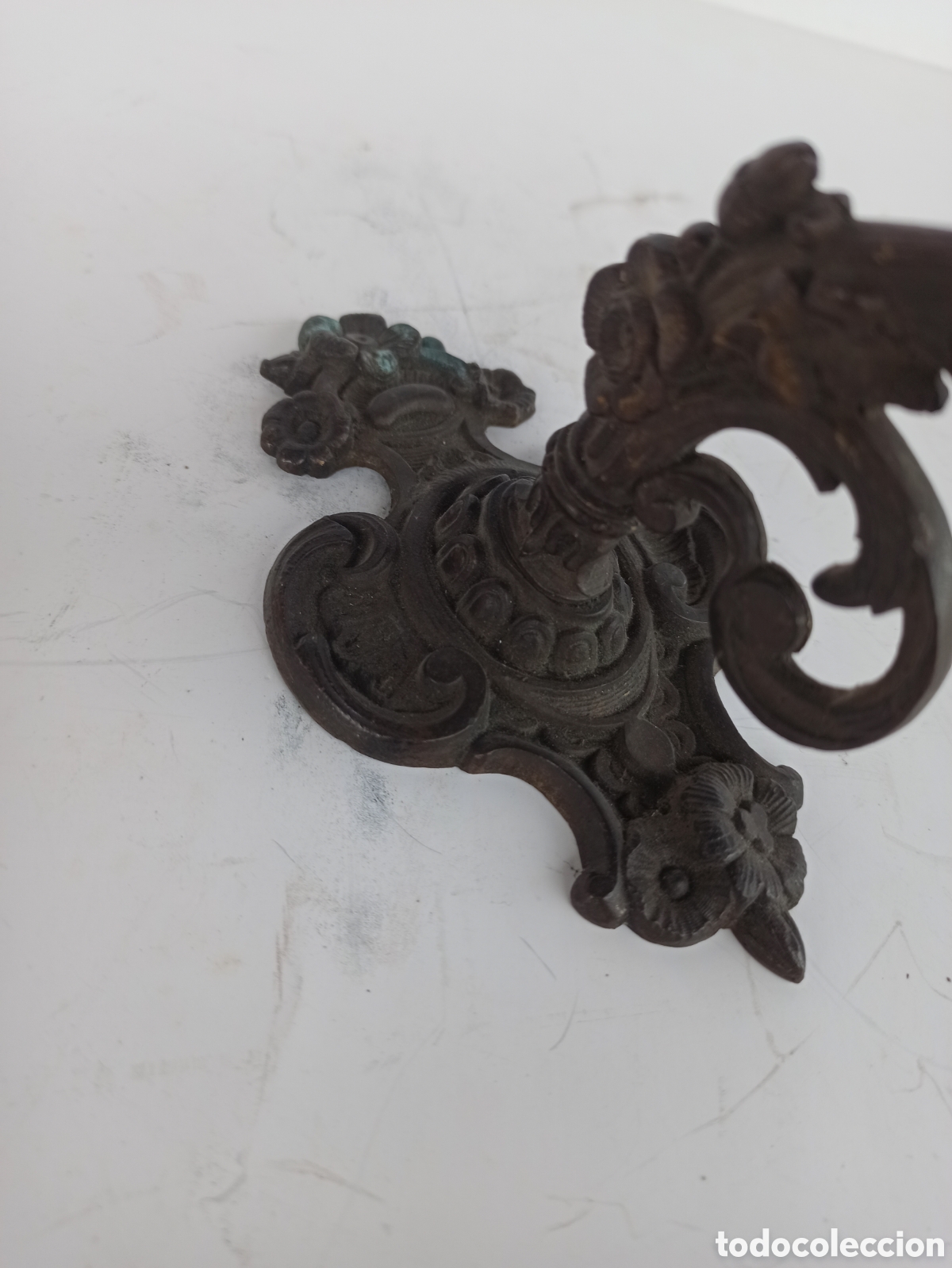 Antig&uuml;edades: Percha de bronce con patina - Foto 4