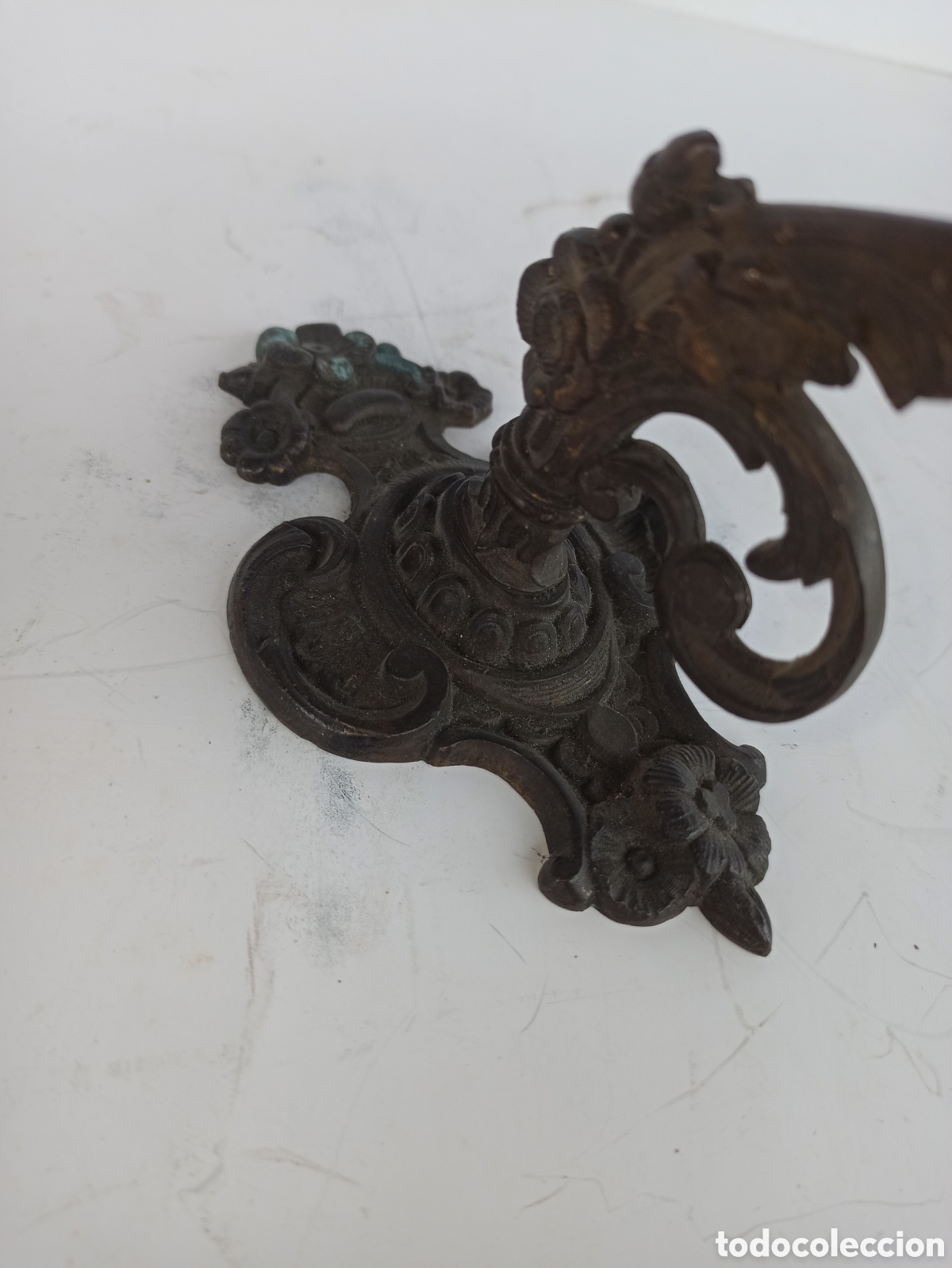 Antig&uuml;edades: Percha de bronce con patina - Foto 5