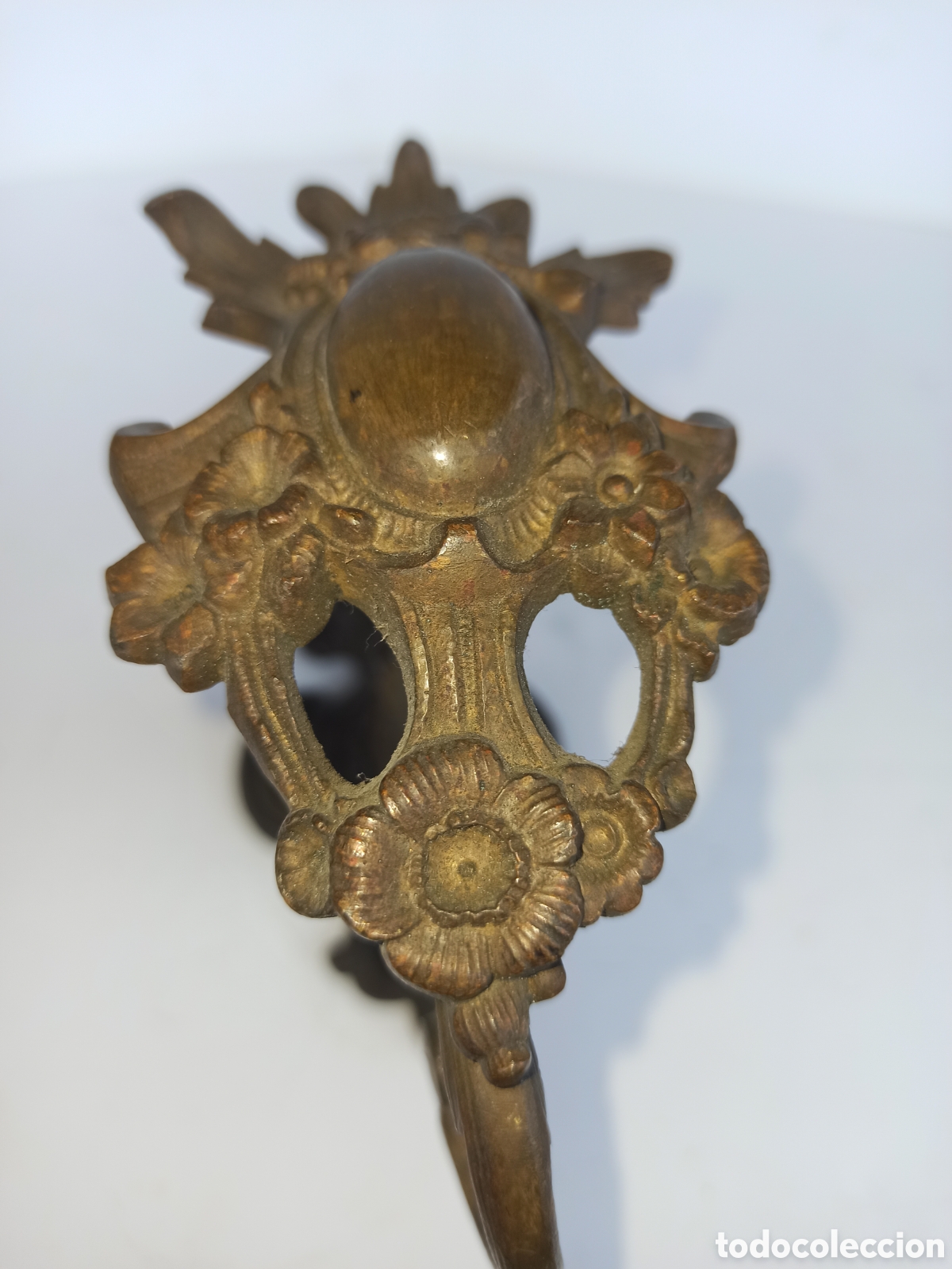 Antig&uuml;edades: Percha de bronce con patina - Foto 6