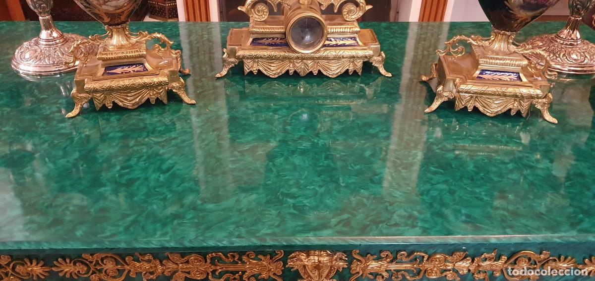 Antig&uuml;edades: MESA ESTILO IMPERIO CON DETALLES EN BRONCE - Foto 3