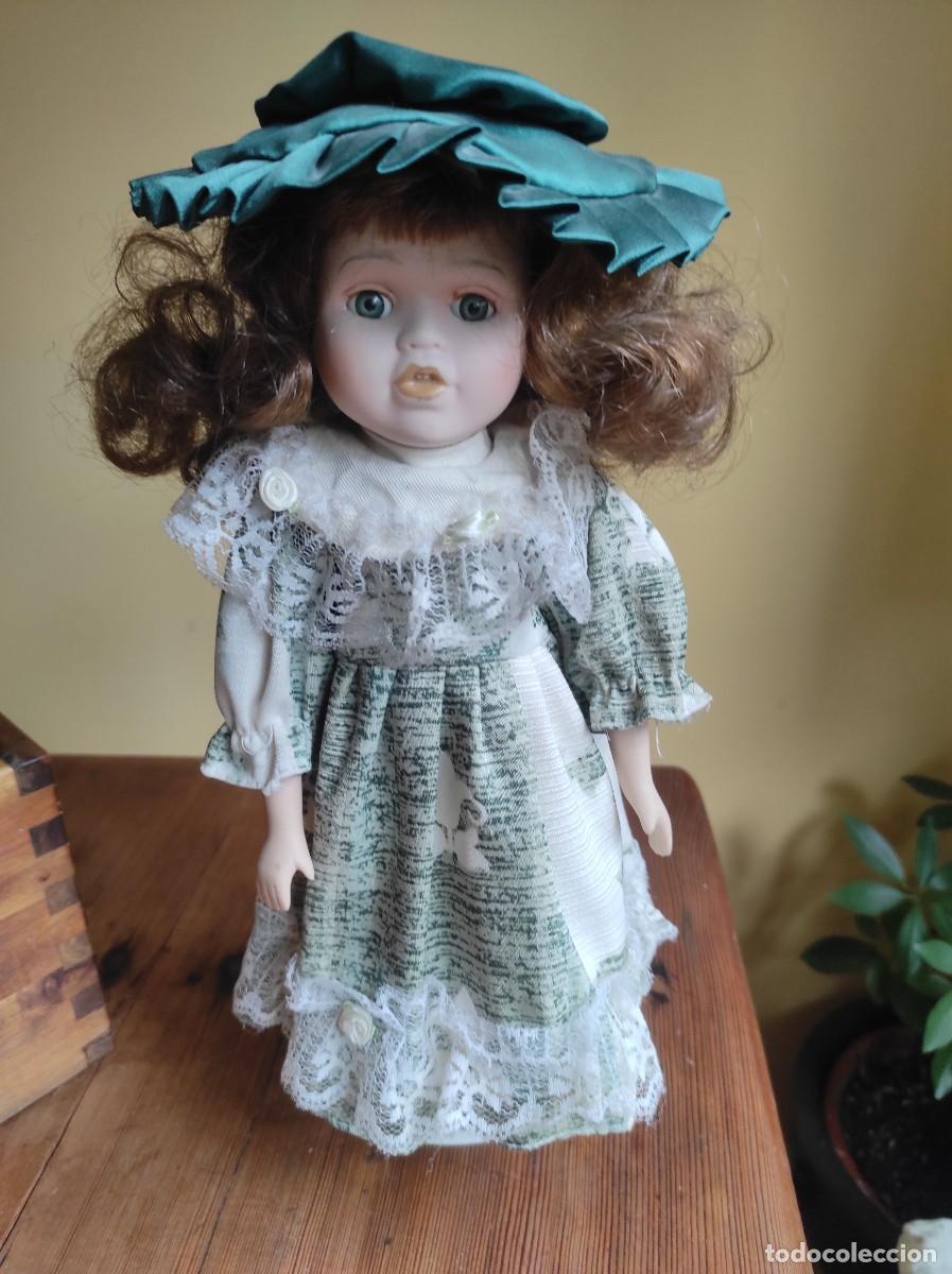Antig&uuml;edades: Mu&ntilde;eca de porcelana con soporte - Foto 1